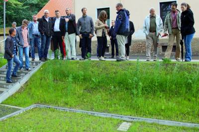 Am Multifunktionsplatz in -Altenburgs Neuer Mitte- erläutert Ortsvorsteher Ralf Kruse (6.v.l)  der CDU-Fraktion, wo noch nachgebessert werden soll. 