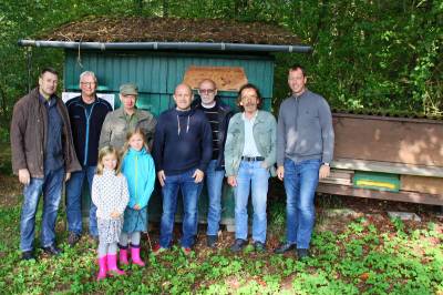 Am Vereinsbienenstand des Imkervereins Alsfeld. Achim Merle (CDU), Dietmar Köllner (CDU), Reinhard Immel (1. Vorsitzender Imkerverein), Volker Schwenzfeier (2. Vorsitzender Imkerverein), Gerd Hebel (CDU), Peter Knodel (Rechner Imkerverein), Alexander Heinz (CDU) mit Frieda und Luise Heinz (von links)