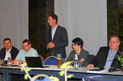  Der CDU-Vorsitzende Alexander Heinz (stehend) eröffnet die Mitgliederversammlung im Kreise seiner Vorstandes mit: Schatzmeister Achim Merle, den Stellvertretern Frank Jungk und Claudia Kreis-Helm sowie Bürgermeister Stephan Paule (von links)