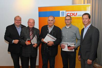 orsitzender Alexander Heinz (rechts) und Bürgermeister Stephan Paule (links) mit den Geehrten Horst Simon, Hans Frank (beide 40 Jahre) und Uwe Stein (25 Jahre) (von links). Anita Hesse fehlte entschuldigt.