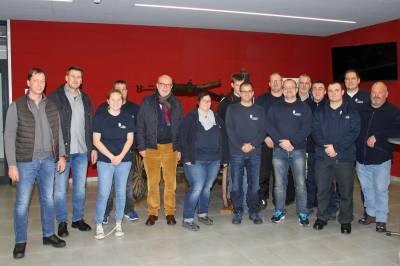 Im Foyer der neuen Feuerwache: CDU-Vorsitzender Alexander Heinz (links), CDU-Schatzmeister Achim Merle (2.v.l.) und Stadtverordnetenvorsteher Michael Refflinghaus (5.v.l.) &uuml;berbringen den Dank des Stadtverbandes an die Feuerwehrfrauen und -m&auml;nner um Stadtbrandinspektor Daniel Sch&auml;fer (6.v.r.) und Wehrf&uuml;hrer Carsten Schmidt (verdeckt 4.v.l)