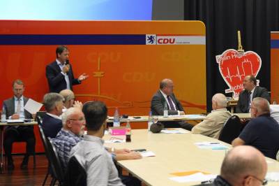 Der CDU-Vorsitzende Alexander Heinz begrüßt Mitglieder und Gäste sowie als besonderen Gast Prof. Dr. Helge Braun MdB, dem er für seine Arbeit als Chef des Bundeskanzleramtes gerade in der herausfordernden Zeit der Corona-Pandemie dankte.