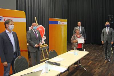 Ehrung mit Abstand: Anita Schlorke wurde für 25 Jahre Mitgliedschaft geehrt. Es gratulierten: CDU-Vorsitzender Alexander Heinz, Bürgermeister Stephan Paule, Kanzleramtsminister Helge Braun sowie der CDU-Kreisvorsitzende Jens Mischak (von links).