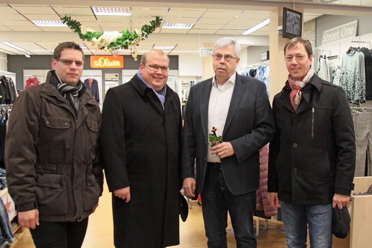 Modetreff Inhaber Jürgen Vitt (2.v.r.) mit v.l. Frank Jungk, Bürgermeister Stephan Paule und Alexander Heinz vom Vorstand der CDU Alsfeld.