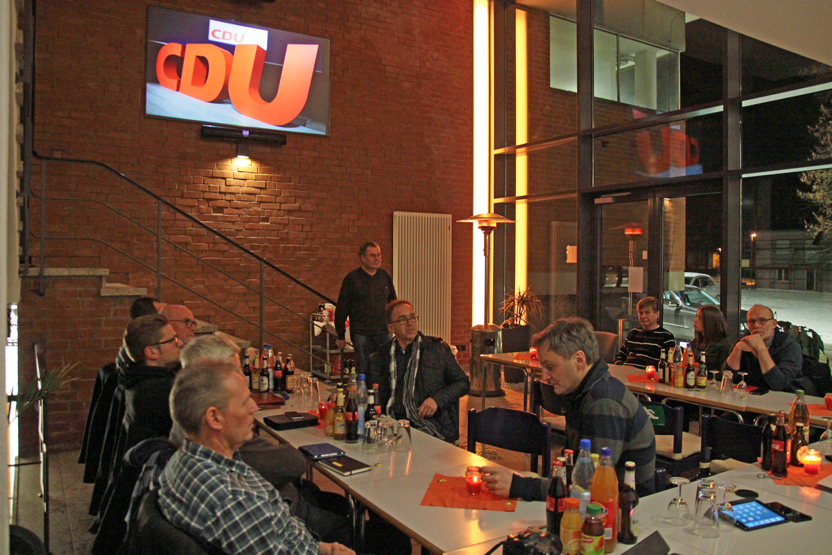 CDU-Fraktionssitzung in der Eingangshalle der Elektroinstallation Herbst. Inhaber Hans Georg Herbst (stehend) begrüßt seine Kolleginnen und Kollegen der Alsfelder CDU-Fraktion