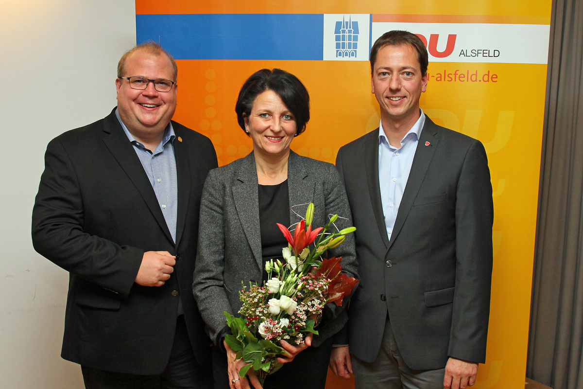Die stellvertretende CDU-Vorsitzende Claudia Kreis-Helm wurde von Alexander Heinz und Stephan Paule aus dem Vorstand verabschiedet.
