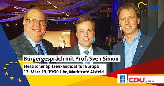 Europaspitzenkandidat Sven Simon (Bildmitte) auf dem Parteitag in Alsfeld. Bürgermeister Stephan Paule (links) und CDU-Vorsitzender Alexander Heinz (rechts) gratulieren zu Listenplatz 1 der Hessischen CDU.