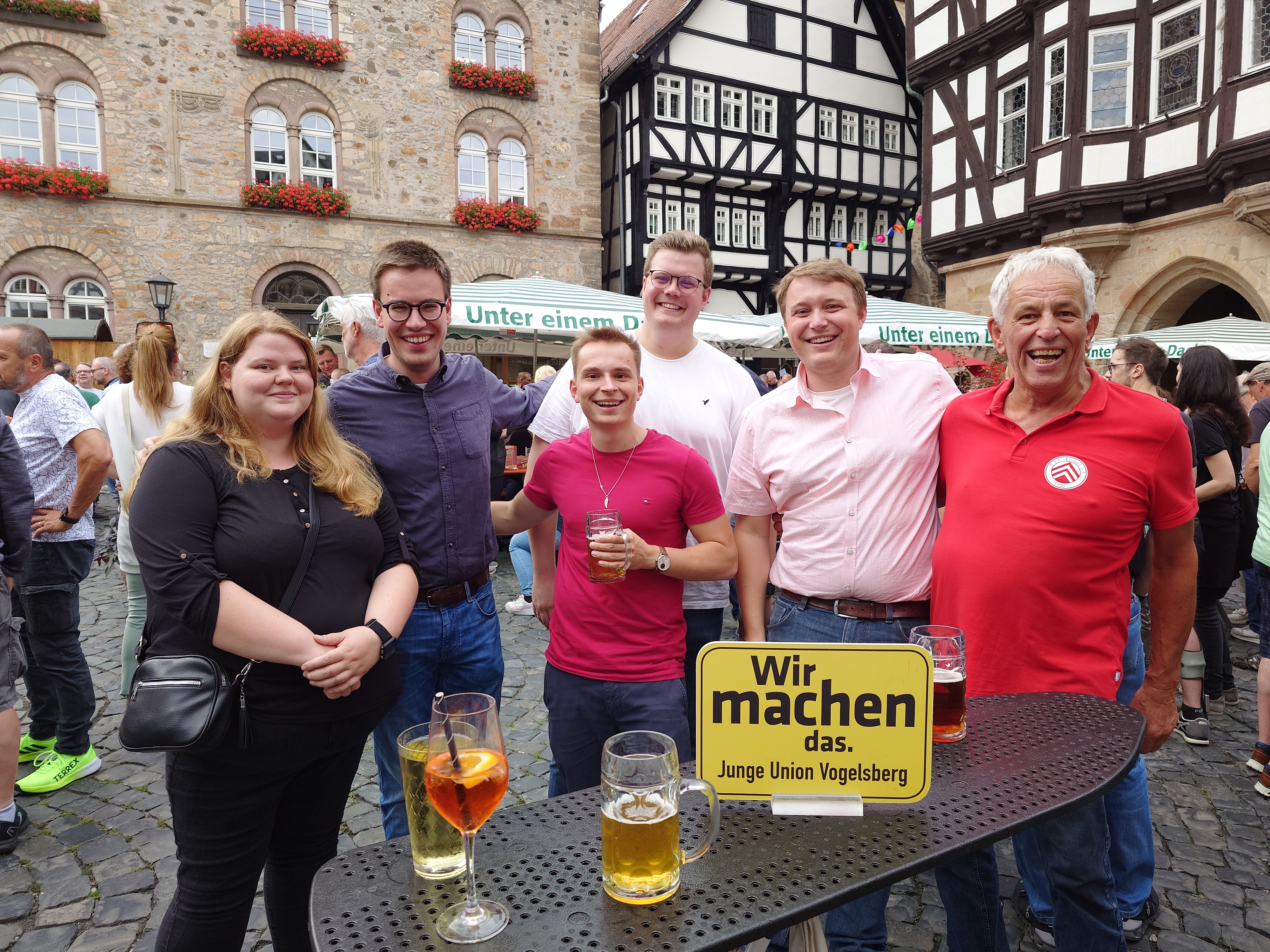 Eine Abordnung der Jungen Union Alsfeld mit Eddi Merle auf dem Feierabendmarkt in Alsfeld